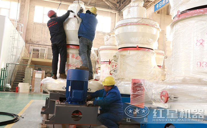 煤炭磨粉機(jī)工人安裝中