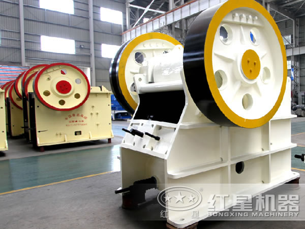 德版顎式破碎機側(cè)面圖