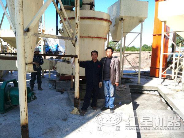 雷蒙磨粉機現(xiàn)場