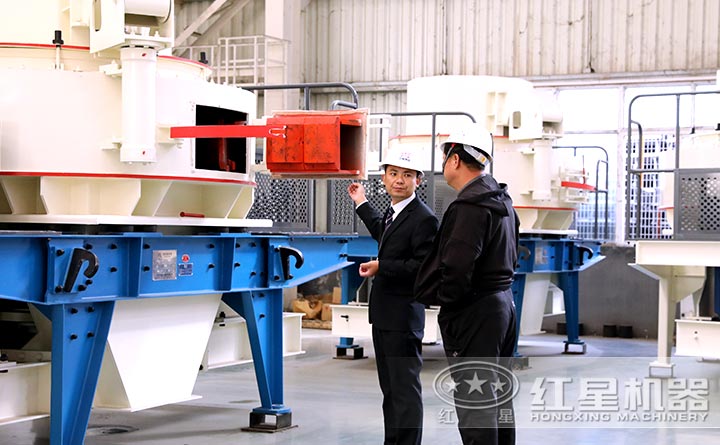 鵝卵石制砂機用戶參觀廠區，技術經理為其講解設備性能