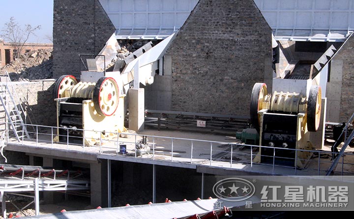 大型顎式破碎機生產現場