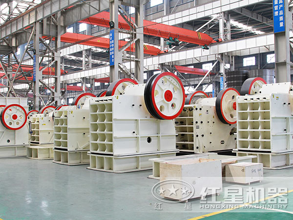 河卵石鄂式破碎機廠區(qū)實拍