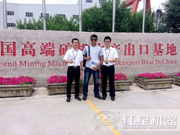 大型移動石子粉碎機用戶參觀廠區實拍