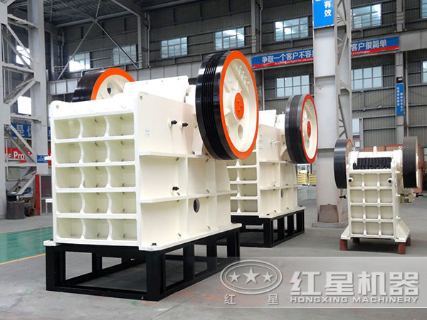 紅星機器煤矸石顎式破碎機生產(chǎn)廠區(qū)實拍