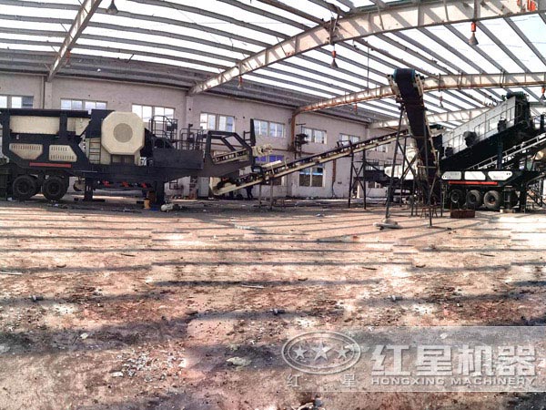 時產(chǎn)100方的鵝卵石移動破碎機生產(chǎn)現(xiàn)場