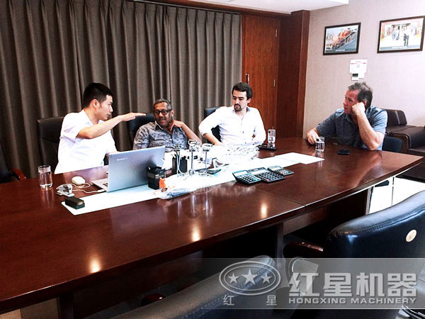 紅星服務(wù)人員為用戶講解設(shè)備時留念