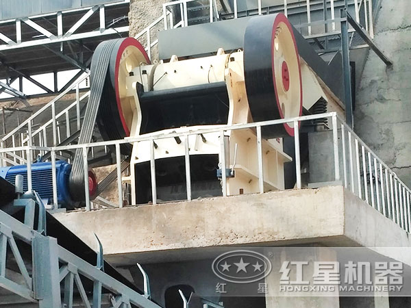 00噸/小時高速路用的固定式機制砂生產(chǎn)線之顎破特寫