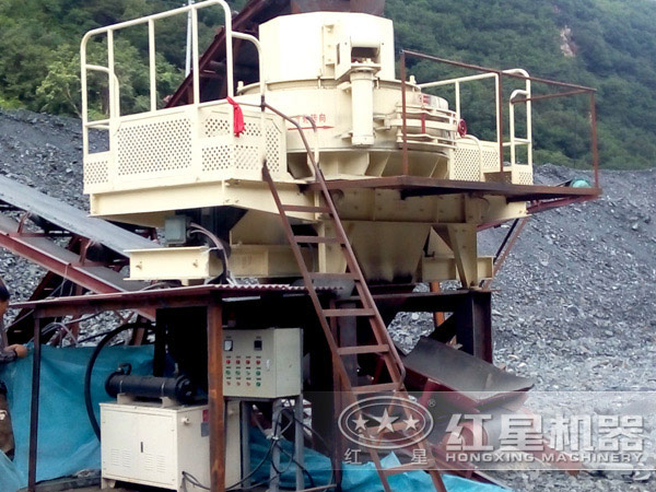 00噸/小時高速路用的固定式機制砂生產(chǎn)線之制砂機特寫