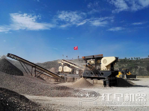 200噸/小時高速路用的移動式機制砂生產(chǎn)線生產(chǎn)現(xiàn)場實拍