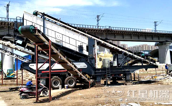 移動(dòng)篩石機(jī)設(shè)備現(xiàn)場(chǎng)展示