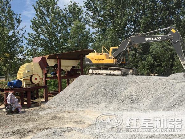 1615重錘式破碎機生產(chǎn)現(xiàn)場