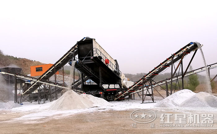 每小時能生產200噸的移動式破碎機生產現場實拍