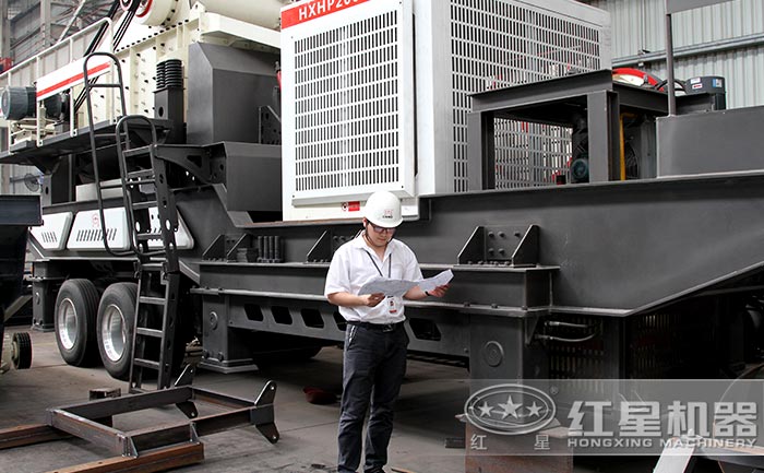 用戶參觀紅星車載移動砸石機設備廠區(qū)實拍