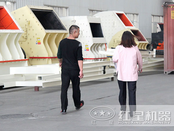 投資時產2500噸的環保型石子破碎、制砂生產線設備用戶參觀紅星機器廠區