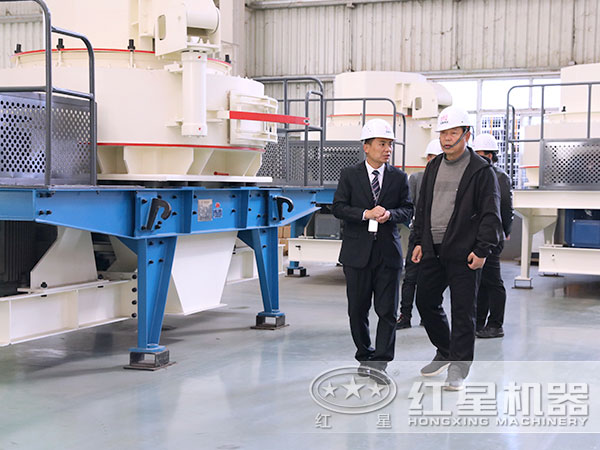 投資時產2500噸石子破碎、制砂生產線用戶參觀紅星機器廠區