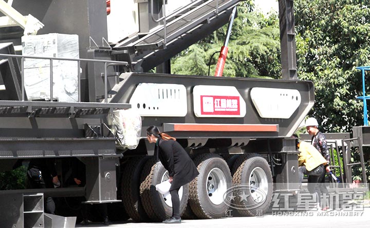 紅星車(chē)載式打砂機(jī)設(shè)備客戶(hù)近距離參觀(guān)，報(bào)價(jià)優(yōu)惠多