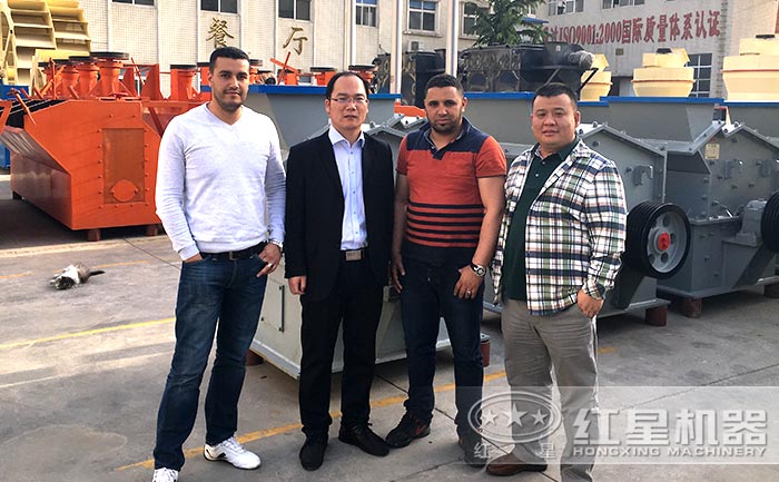 用戶參觀紅星雙級式粉碎機設備廠區(qū)
