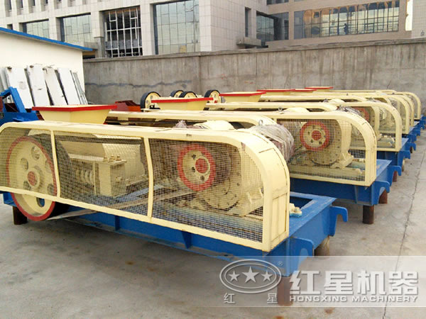 紅星對輥式煤炭破碎機設(shè)備廠區(qū)