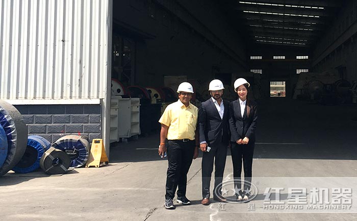 日產(chǎn)600噸的石頭制砂機(jī)用戶參觀紅星廠區(qū)