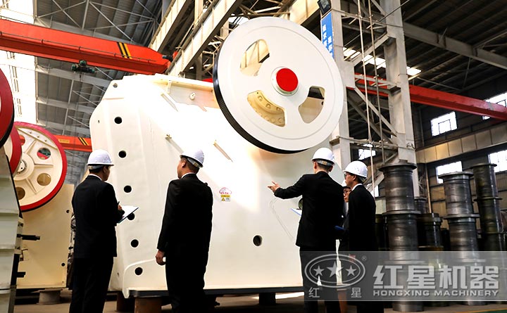 用戶參觀鄂式破碎機設備廠區