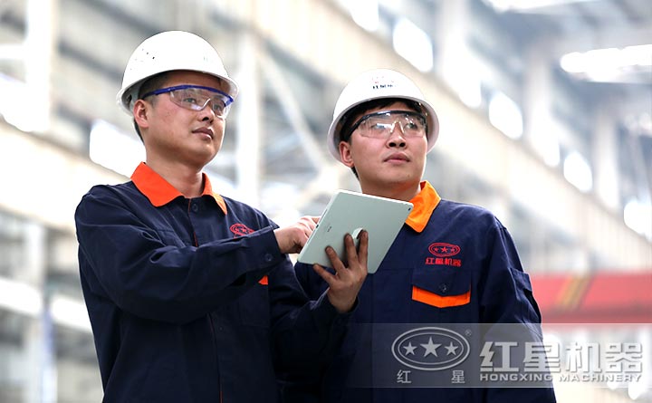 紅星工程師認真檢查每一臺機器，對殘次品0容忍