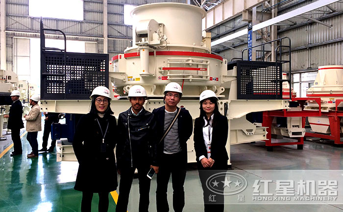 用戶參觀紅星制砂機廠區(qū)留念