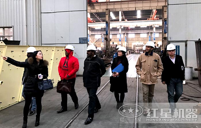 用戶參觀紅星錘式流動(dòng)破碎機(jī)廠區(qū)