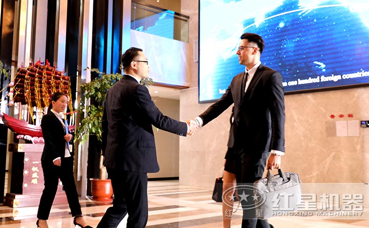 銷售經理接待花崗巖制砂機用戶來訪