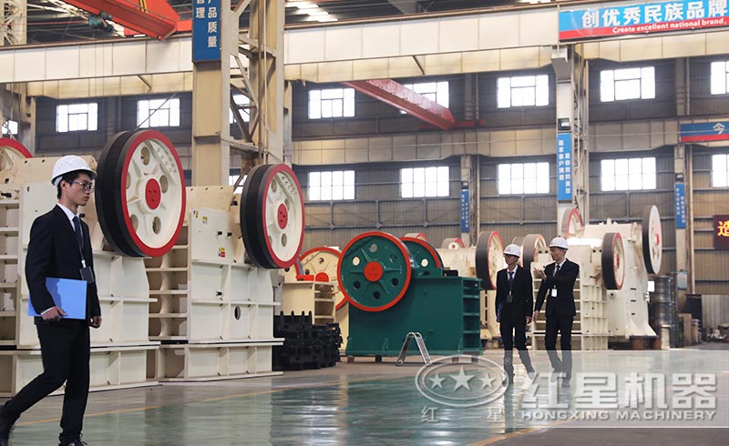 用戶考察紅星PE-900*1200破碎機廠區(qū)