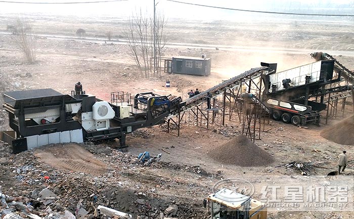 移動(dòng)混凝土粉碎機(jī)械生產(chǎn)現(xiàn)場(chǎng)