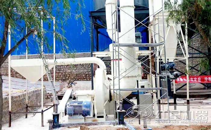 紅星白云石雷蒙磨粉機(jī)工作現(xiàn)場(chǎng)