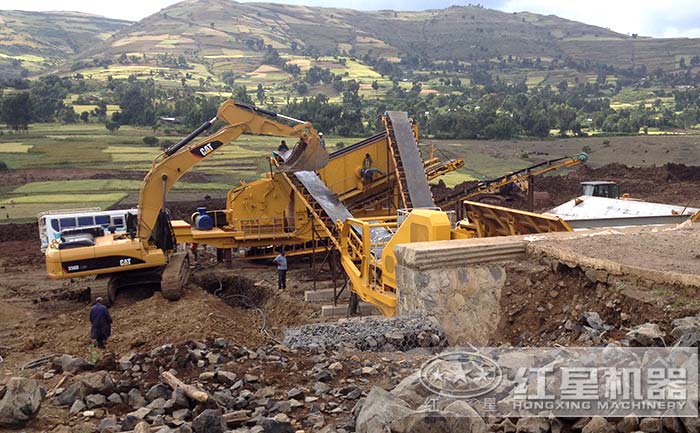 移動反擊式破碎機(jī)工作的樣子（作業(yè)現(xiàn)場）