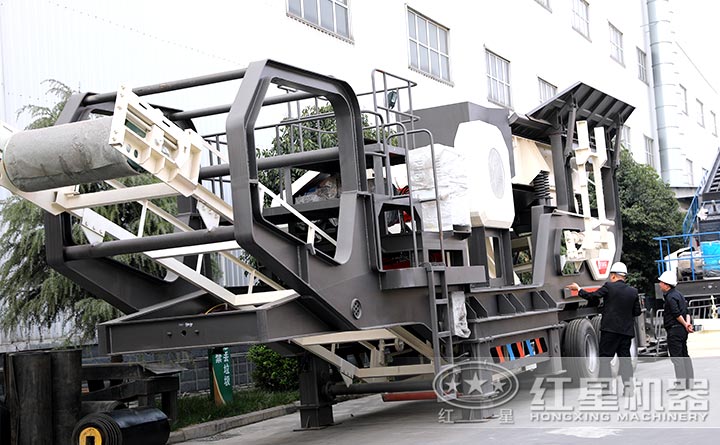 紅星銷售人員帶客戶參觀設(shè)備圖