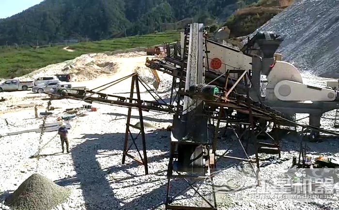 新時代新體驗，移動重錘式破碎站碎石現(xiàn)場全景