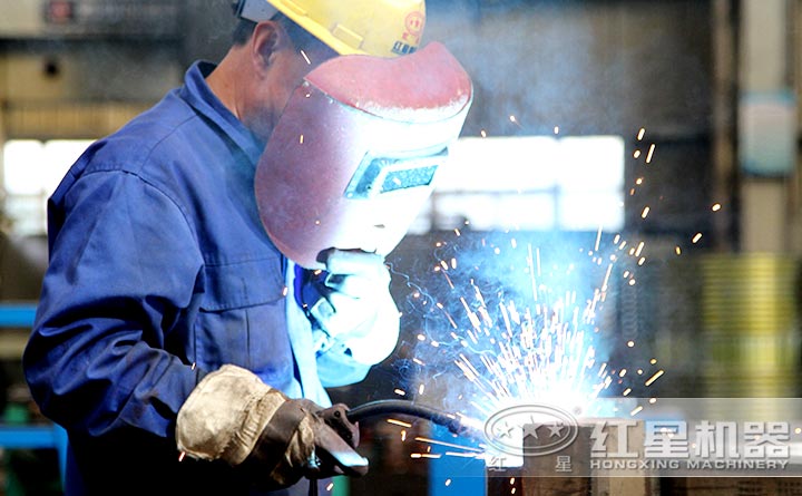 紅星大型錘式粉碎機生產(chǎn)車間