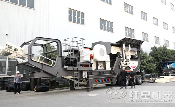 建筑垃圾粉碎機設(shè)備在紅星機器廠區(qū)考察