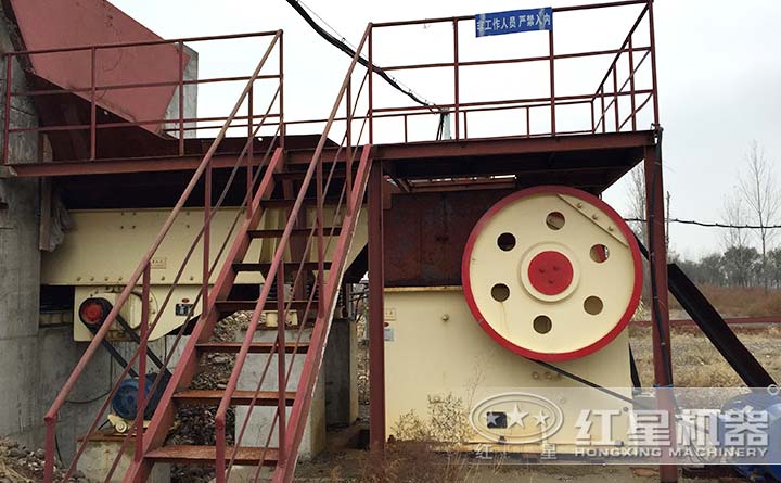 PE-500×750顎式破碎機(jī)工作現(xiàn)場