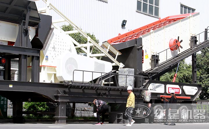 客戶參觀建筑工地垃圾粉碎機廠區