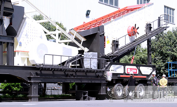 客戶考察移動式破碎機設備廠區