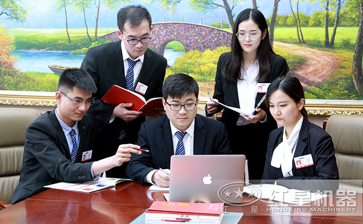 紅星技術人員與國外客戶談論設備選型