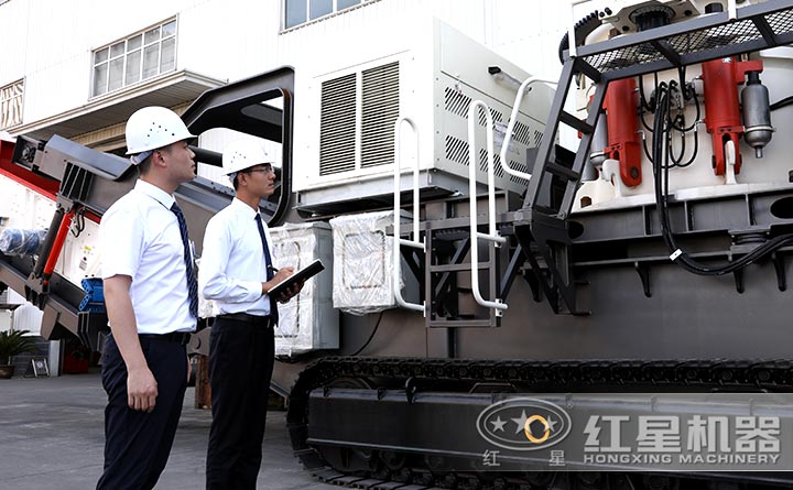 紅星大型移動制砂機(jī)可量身定制，圖為工程師正在檢查定制的機(jī)器