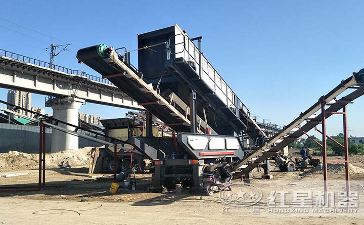 大型移動碎石機(jī)設(shè)備破碎現(xiàn)場