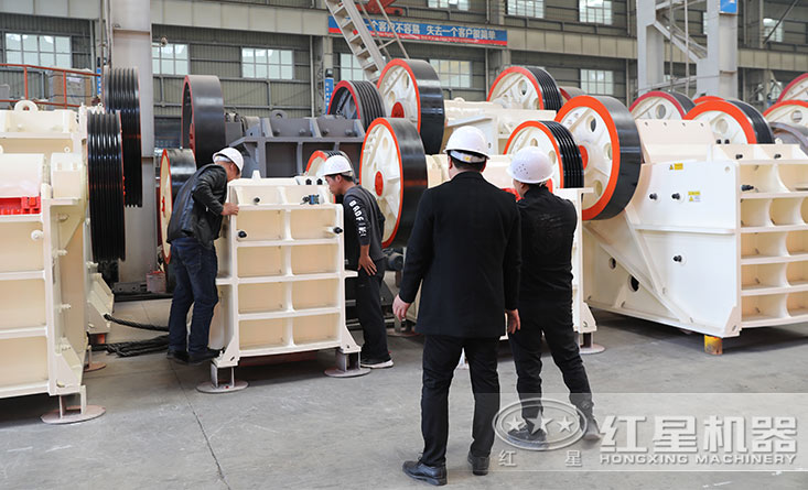 用戶考察石頭粉碎機廠區(qū)