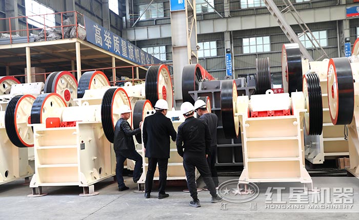 用戶考察顎式破碎機廠區(qū)