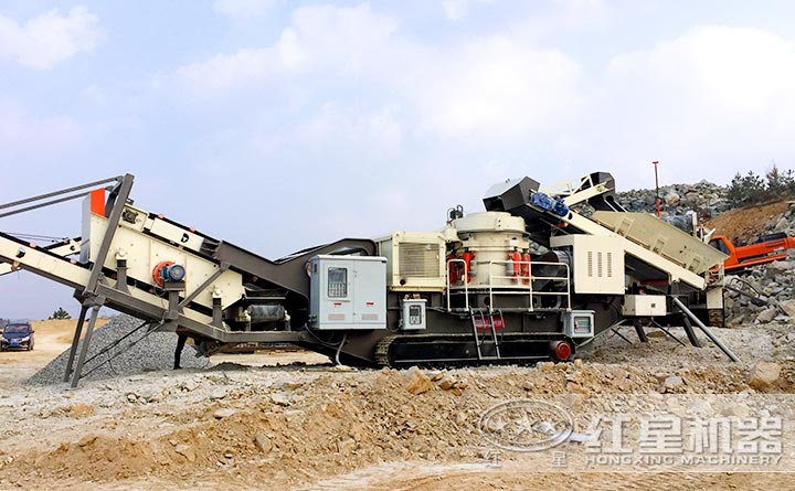 履帶式移動破碎機破碎山石現場