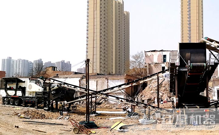 新型車載式移動破碎機作業現場