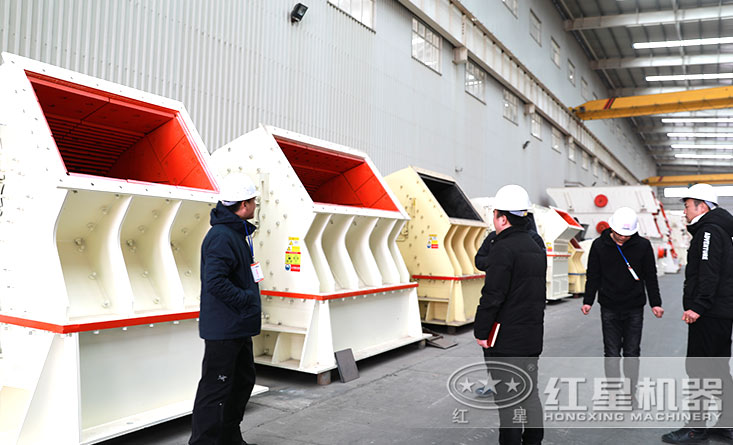 用戶考察紅星錘破碎機廠區，技術經理為其講解設備