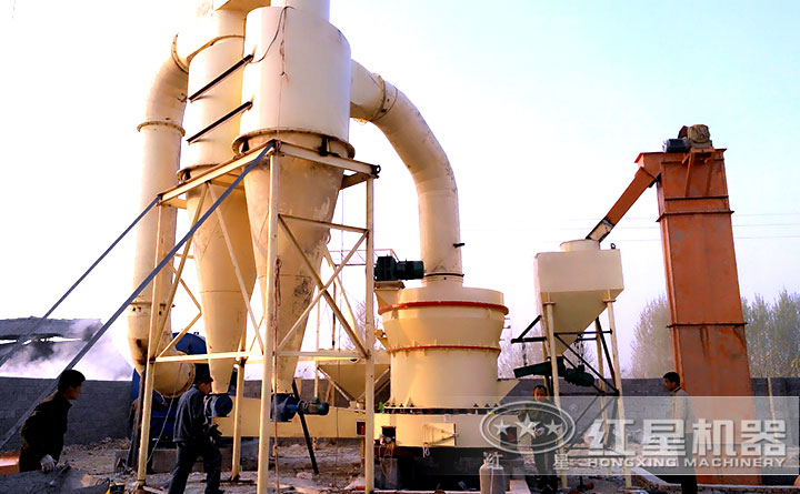 雷蒙磨粉機磨粉現場