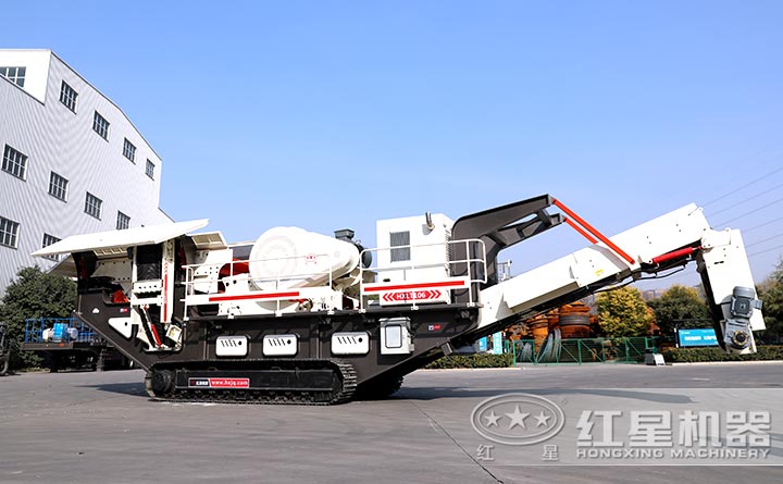 紅星履帶式移動碎石機(jī)由遙控指揮移動