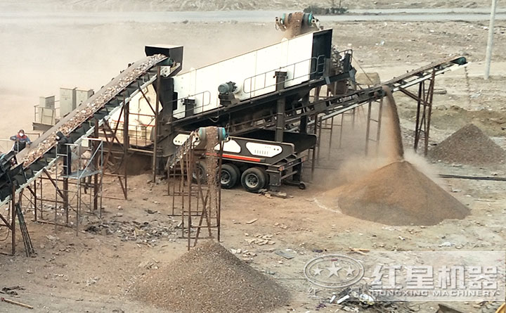 大型移動碎石機(jī)破碎現(xiàn)場物料